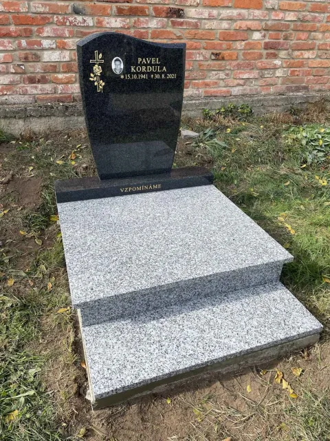 Urnový hrob – ukázka realizace Kamenictví ONYX